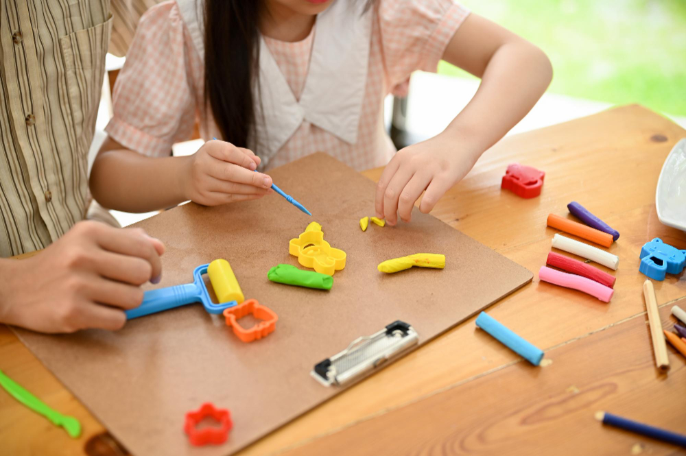 Cara membuat playdough itu mudah, manfaatnya pun banyak!